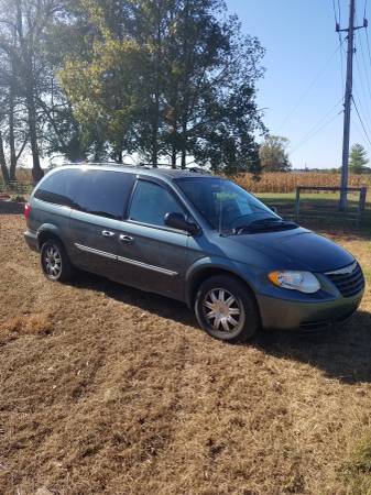 2005 Chrysler Town and Country for sale in Hartly, DE – photo 5