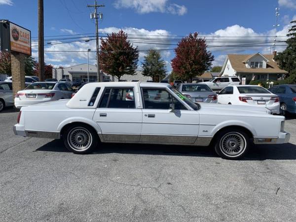 1988 LINCOLN TOWN CAR SIGNATURE with - cars & trucks - by dealer -... for sale in Winchester, VA – photo 2
