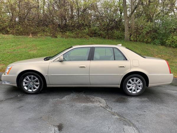 2009 Cadillac DTS Luxury 5 Passenger 4dr Sedan - cars & trucks - by... for sale in Hamilton, OH – photo 2