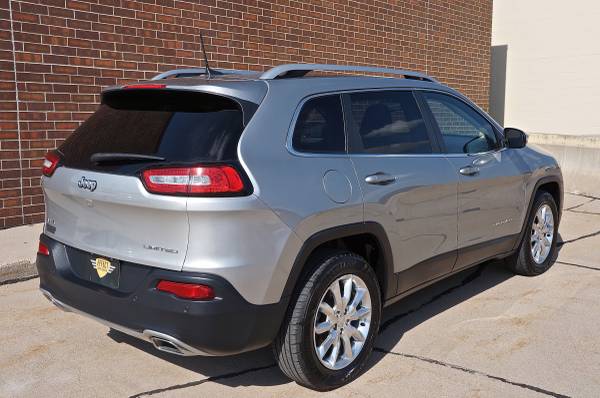 2016 JEEP CHEROKEE V6 4X4 / LEATHER / NAVIGATION / ONLY 30K MILES !!! for sale in Omaha, NE – photo 8