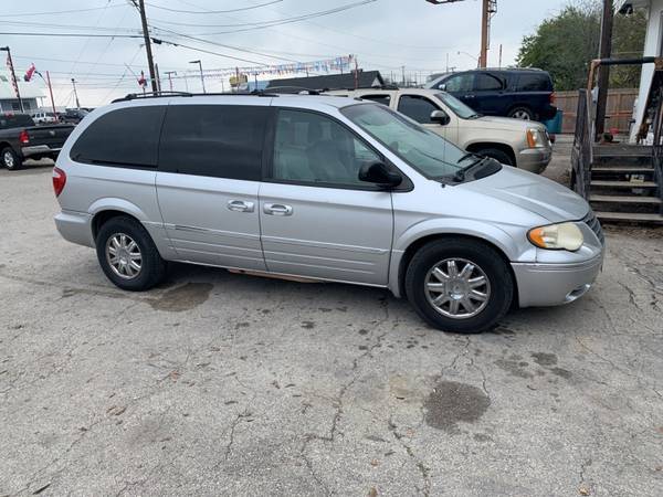 2007 Chrysler Town and Country Limited 4dr Extended Mini Van with for sale in New Braunfels, TX – photo 3