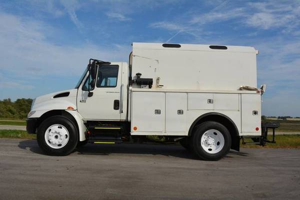 2005 International 4400 DT466 Utility Truck for sale in Peoria, IL – photo 3