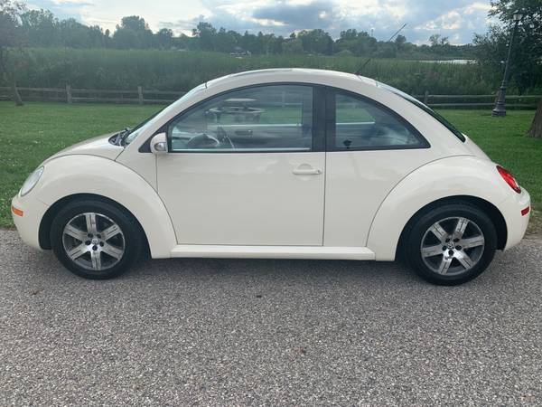 2006 Volkswagen New Beetle MANUAL NO ACCIDENTS for sale in Grand Blanc, OH – photo 8