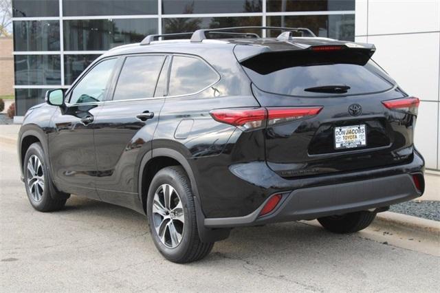 2021 Toyota Highlander XLE for sale in milwaukee, WI – photo 4