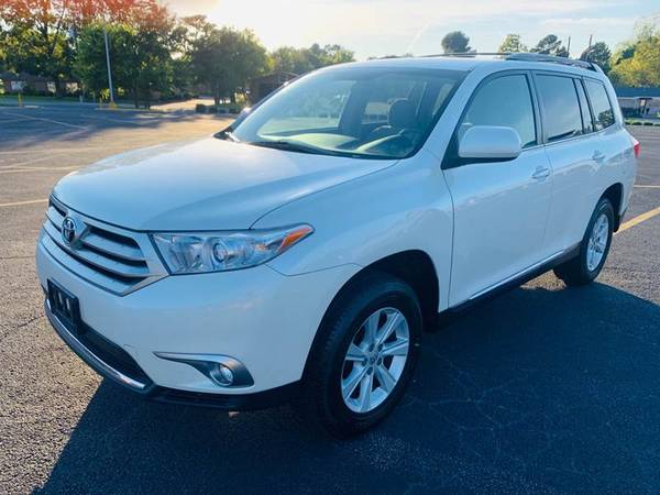 2013 Toyota Highlander Plus 4dr SUV suv White for sale in Fayetteville, AR – photo 3