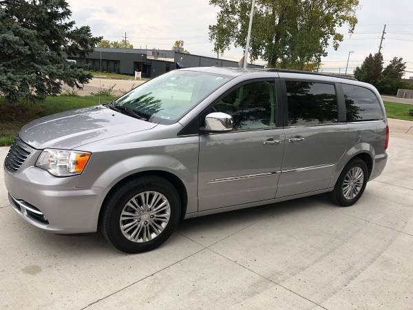 2016 Chrysler Town & Country for sale in Livonia, MI