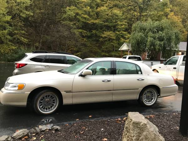 Lincoln Town Car for sale in Carnegie, PA