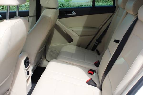 2011 VW Volkswagen Tiguan SEL 4Motion hatchback Candy White for sale in Lynnwood, WA – photo 22