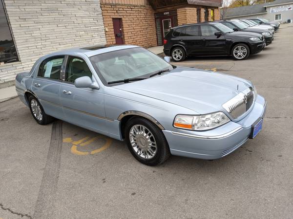 2006 Lincoln Town Car - cars & trucks - by dealer - vehicle... for sale in Evansdale, IA – photo 2