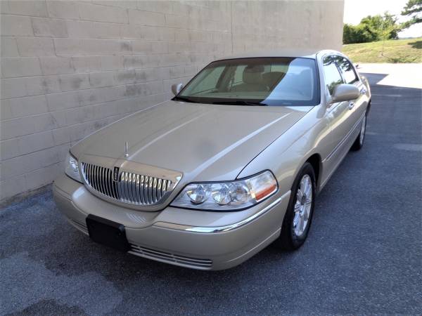 2009 Lincoln Town Car Signature Limited - cars & trucks - by dealer... for sale in Fort Oglethorpe, TN – photo 2