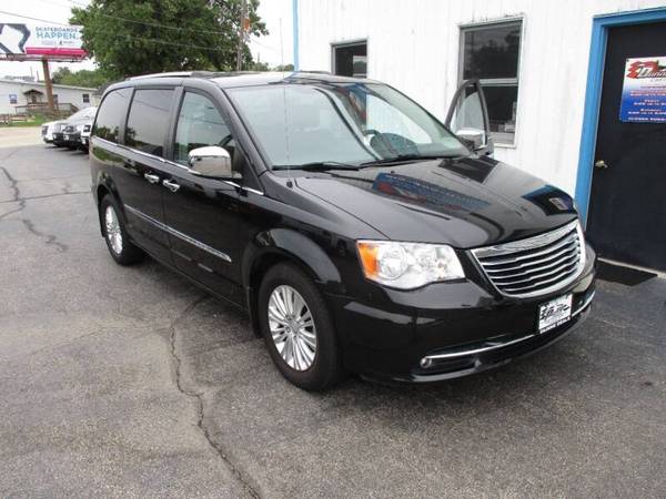 2015 Chrysler Town and Country Limited 4dr Mini Van Sharp! We for sale in Other, IL – photo 6
