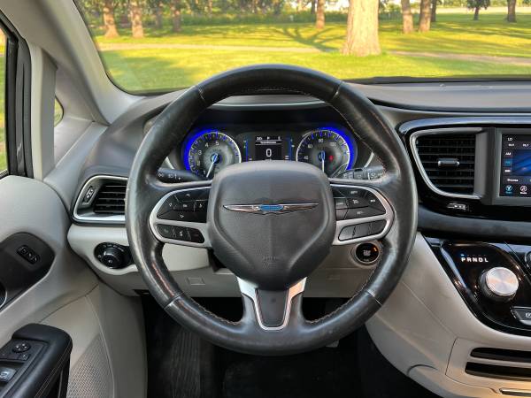 2020 CHRYSLER PACIFICA TOURING L - - by dealer for sale in Shakopee, MN – photo 14