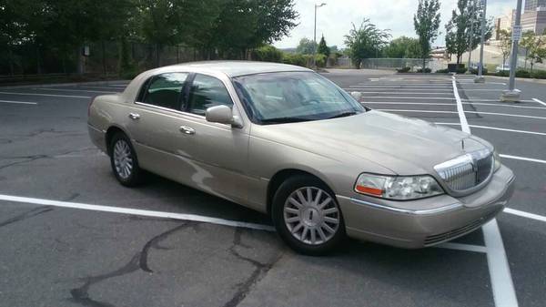 2004 Lincoln towncar for sale in Springfield, CT – photo 2
