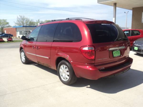 2006 CHRYSLER TOWN AND COUNTRY TOURING for sale in Cedar Rapids, IA – photo 4