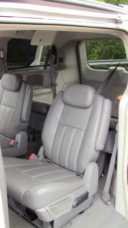 2008 Chrysler Town and Country Touring Minivan **3rd Row**DVD Player** for sale in Lockport, NY – photo 13