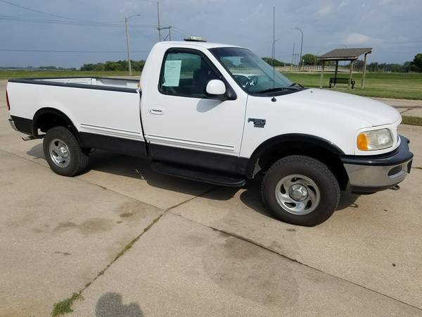 1998 FORD f150 Reg Cab 4x4 LOW MILES for sale in Sioux City, IA