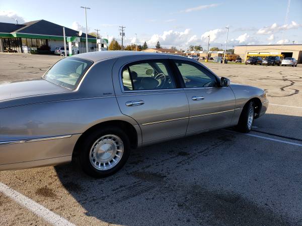 2002 Lincoln Town Car Executive - Great Condition for sale in Marquette, WI – photo 2