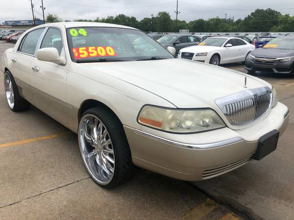 2004 *Lincoln* *Town Car* *4dr Sedan Ultimate* - cars & trucks - by... for sale in Hueytown, AL – photo 3