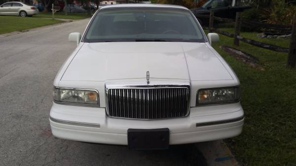 LINCOLN TOWN CAR EXECUTIVE 1997 FOR SALE for sale in Melbourne , FL