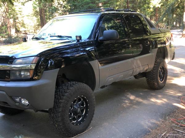 Moving sale price!!!!! 2002 chevy avalanche north face edition lifted for sale in Mount Shasta, CA