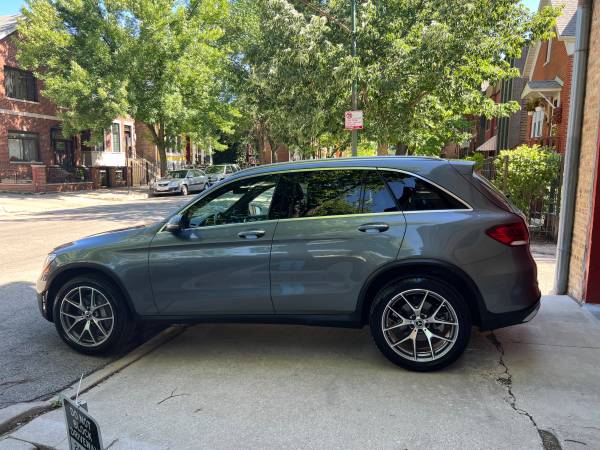 Mercedes-Benz GLC 300 4MATIC AWD AMG Body Package LOW MILEAGE - cars for sale in Chicago, IL – photo 3