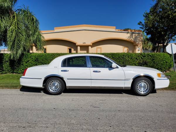 1998 Lincoln Town car Executive Model with very low miles @ (84,000)... for sale in Fort Myers, FL – photo 3