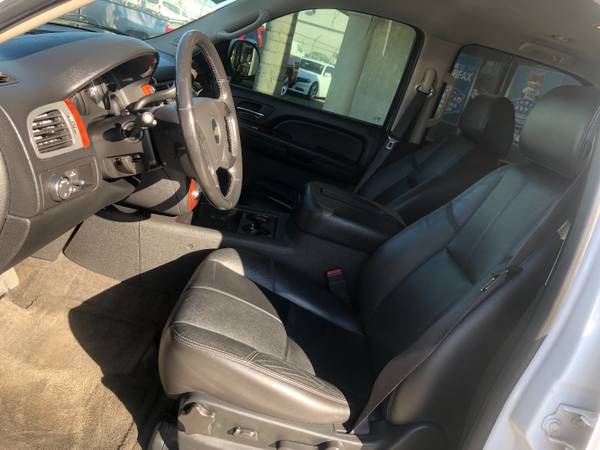 09' Chevy Tahoe LT, 8 Cyl, 2WD, Auto, Leather, Third Row for sale in Visalia, CA – photo 2