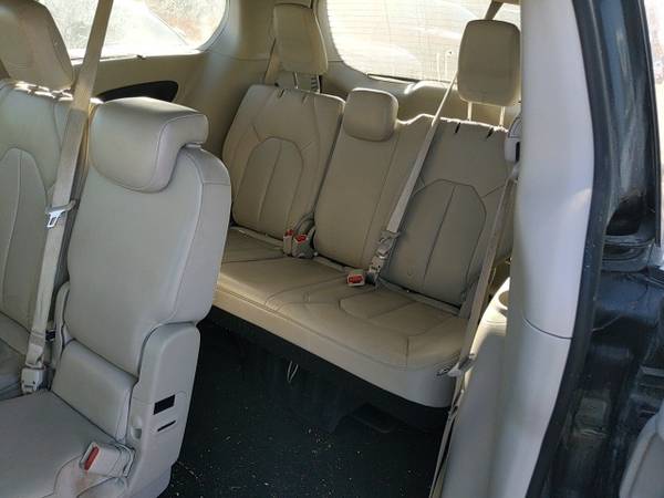 2018 Chrysler Pacifica FWD 4D Passenger Van / Minivan/Van Touring L... for sale in Waterloo, IA – photo 5