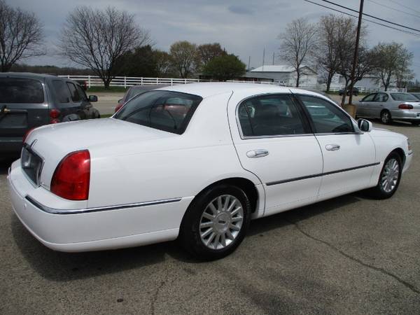 2003 Lincoln Town Car Signature - - by dealer for sale in McHenry, IL – photo 2