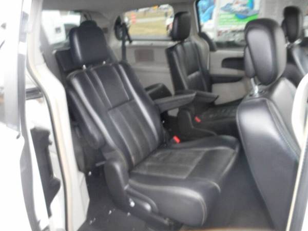 2011 Chrysler Town and Country Touring L leather pw doors loaded for sale in Waukesha, WI – photo 14