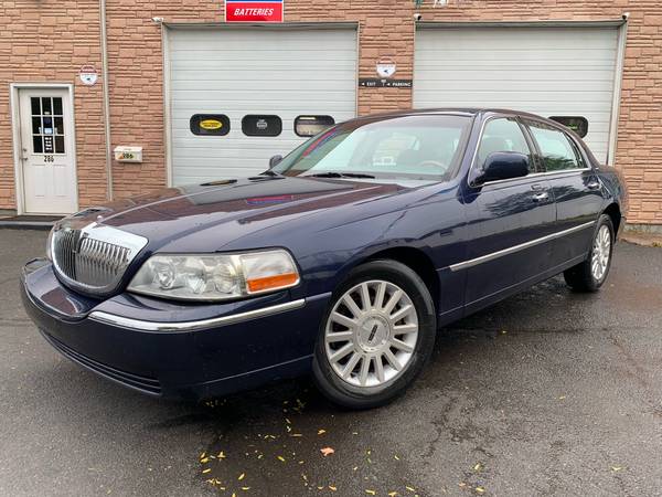 2004 LINCOLN TOWN CAR ULTIMATE - - by dealer for sale in West Haven, CT