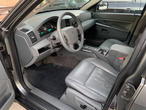 2007 Jeep Grand Cherokee Laredo 3.7L 4X4 - cars & trucks - by dealer... for sale in CRESTWOOD, IL – photo 2