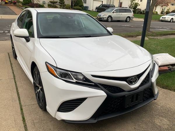 2019 Toyota Camry SE White and Black for sale in Valley Stream, NY – photo 3