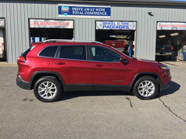 2017 Jeep Cherokee Latitude AWD! NEW TIRES!! for sale in Bridgeport, NY – photo 8