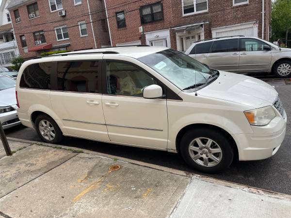 2010 chrysler town and country limited for sale in Jackson Heights, NY – photo 4