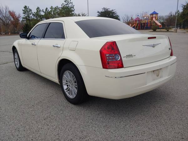 2010 CHRYSLER 300 TOURING LOW MILES! 1 OWNER! CLEAN CARFAX! MUST... for sale in Norman, OK – photo 4