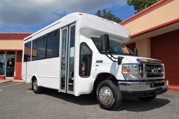 HANDICAP ACCESSIBLE WHEELCHAIR LIFT EQUIPPED MINI BUS.....UNIT# 5647HT for sale in Charlotte, NC – photo 4
