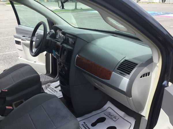 2008 Chrysler Town Country Touring - - by dealer for sale in Leesburg, FL – photo 8