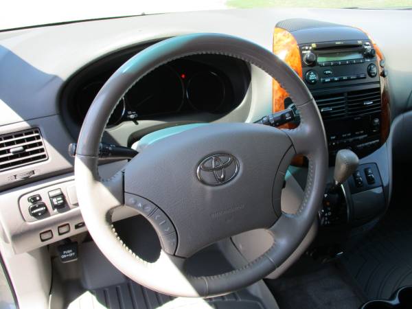 TOYOTA SIENNA XLE -ONE OWNER!! Runs Excellent! Loaded!! for sale in Crawfordsville, IA – photo 9