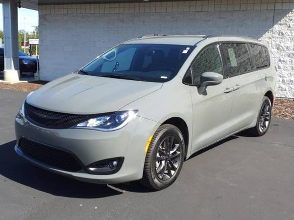 2020 Chrysler Pacifica Launch Edition - - by for sale in Muskegon, MI – photo 17