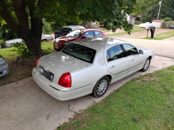 2006 Lincoln Town Car White for sale in Dayton, OH – photo 4