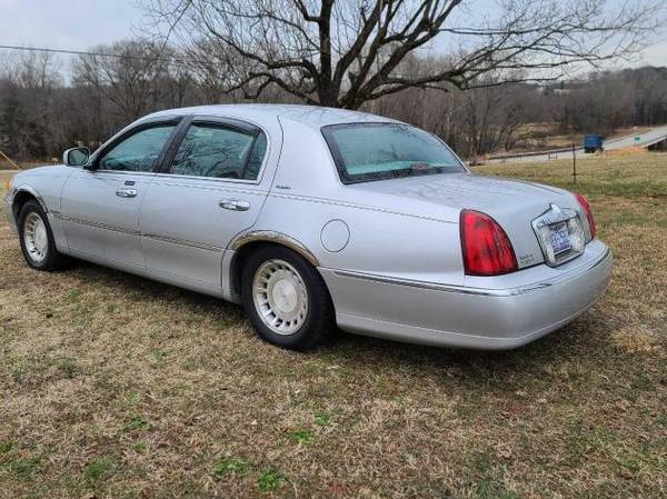 2000 Lincoln Town Car - - by dealer - vehicle for sale in Salisbury, NC – photo 3