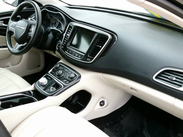 2015 Chrysler 200 C-HEATED LEATHER! NAVIGATION! REMOTE START! for sale in Silvis, IA – photo 16