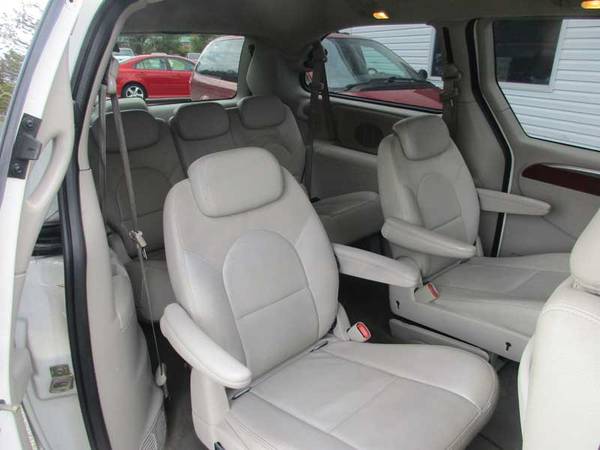 2005 Chrysler Town & Country Limited white for sale in Louisville, KY – photo 4