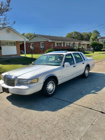 1997 Lincoln town car only 157kmiles must sell $2250 obo - cars &... for sale in Kenner, LA – photo 7