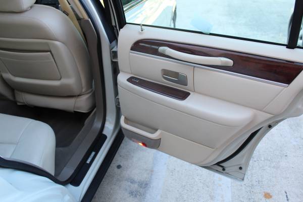 2005 Lincoln Town Car Signature 1 Owner - cars & trucks - by dealer... for sale in Royal Palm Beach, FL – photo 18