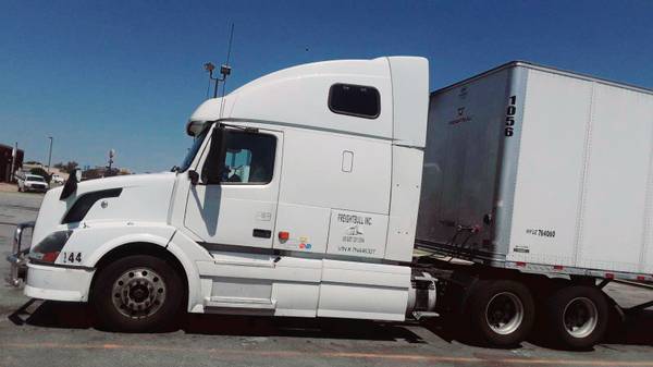 Volvo Semi Truck for Sale 510.000 miles for sale in Lyons, IL – photo 2