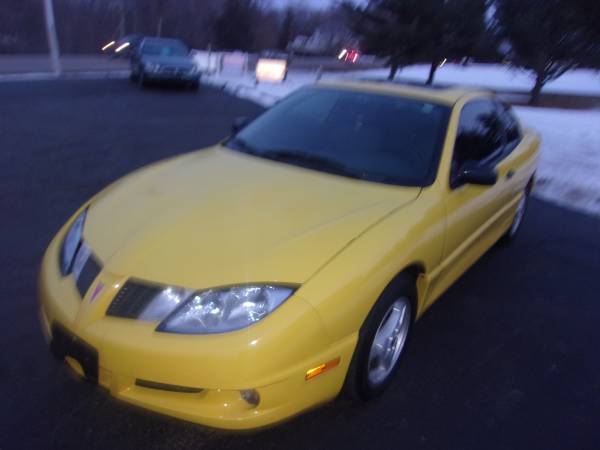 2004 Pontiac Sunfire 2dr - - by dealer - vehicle for sale in Hortonville, WI – photo 2
