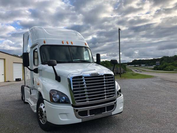 2017 freightliner cascadia ! Low miles ! Good runner for sale in Knoxville, MI – photo 3