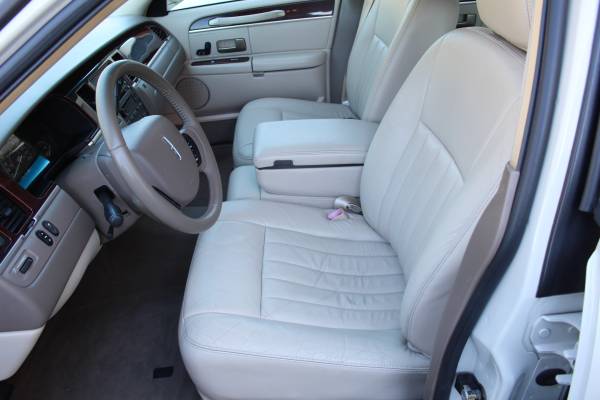 2005 Lincoln Town Car Signature 1 Owner - cars & trucks - by dealer... for sale in Royal Palm Beach, FL – photo 9